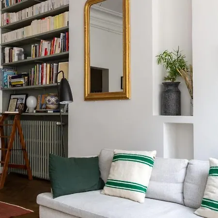 Charming Design Apt With Balcony In Paris París