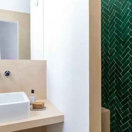 Charming Design Apt With Balcony In Paris * París