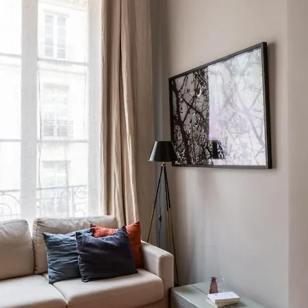 Charming Design Apt With Balcony In Paris París