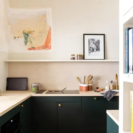 Charming Design Apt With Balcony In Paris París